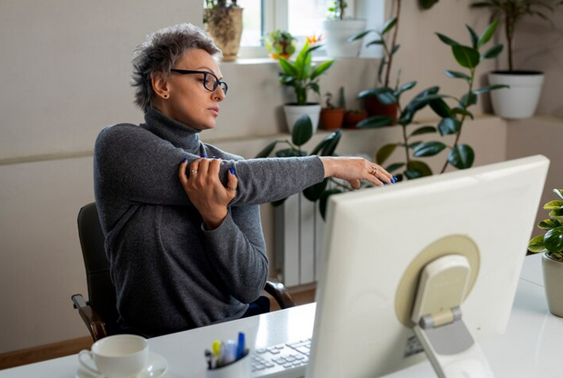 3 erreurs fatales que font les gens lors des étirements au bureau et qui aggravent souvent leur cas